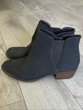 Kensie Charcoal Gray Textured Ankle Booties with Low Stacked Heel
